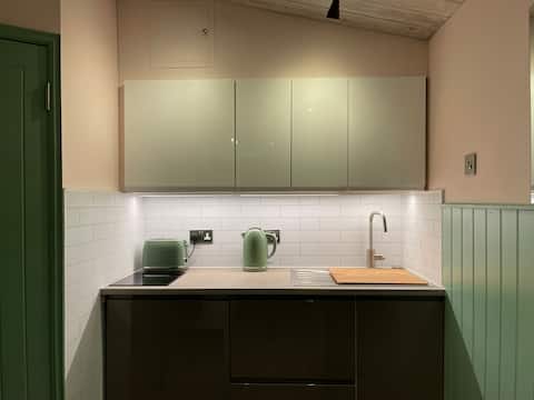 Top performing Airbnb: Stylish Studio Flat with Parking Close to the City in Marchwood
