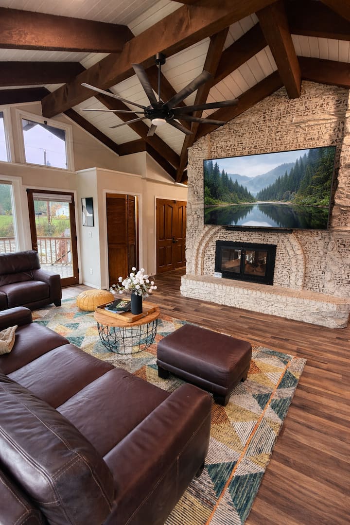 Resort-style Retreat | Pool • Hot Tub • Theater - Lake Cavanaugh, WA