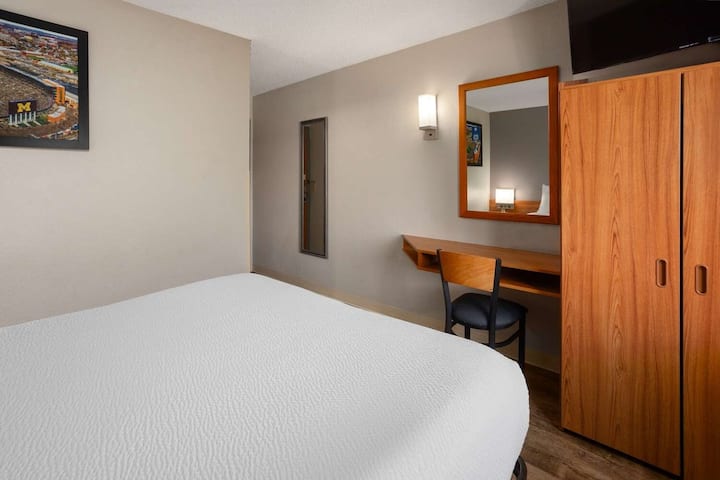 Microtel Ann Arbor | Queen Stay Near U Of M - Ann Arbor, MI