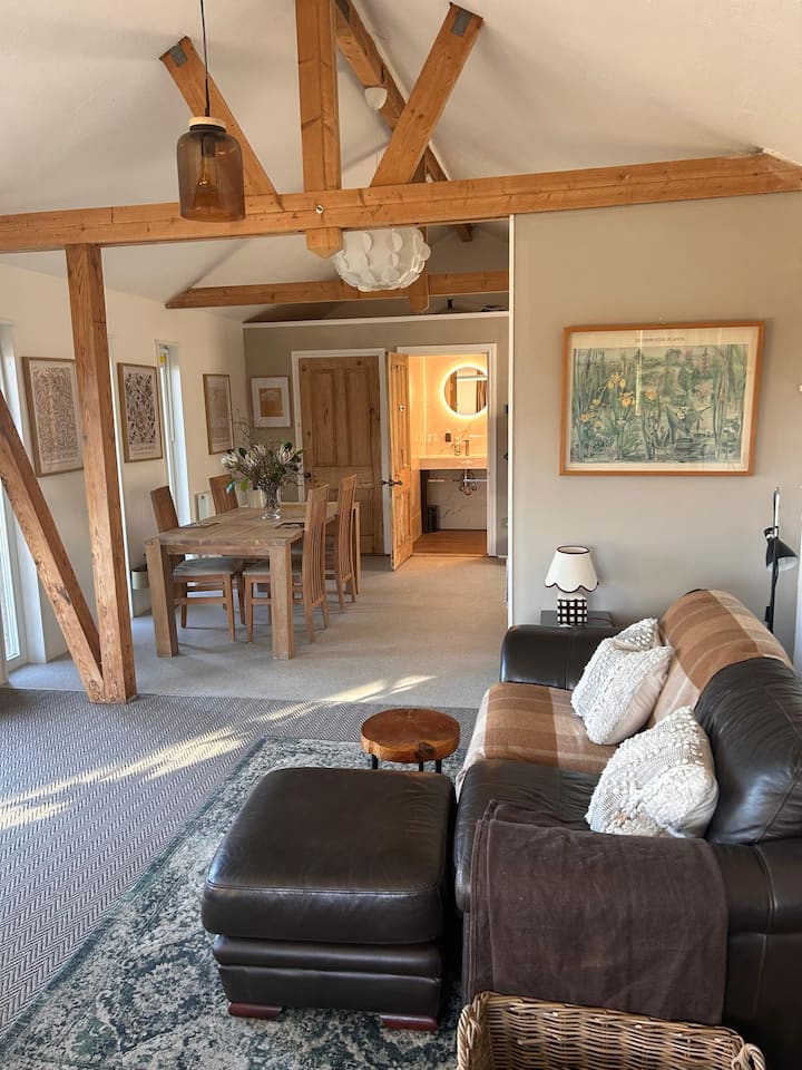 Riverside Chalet | Cavan Lakes | Private Hot Tub - Irland
