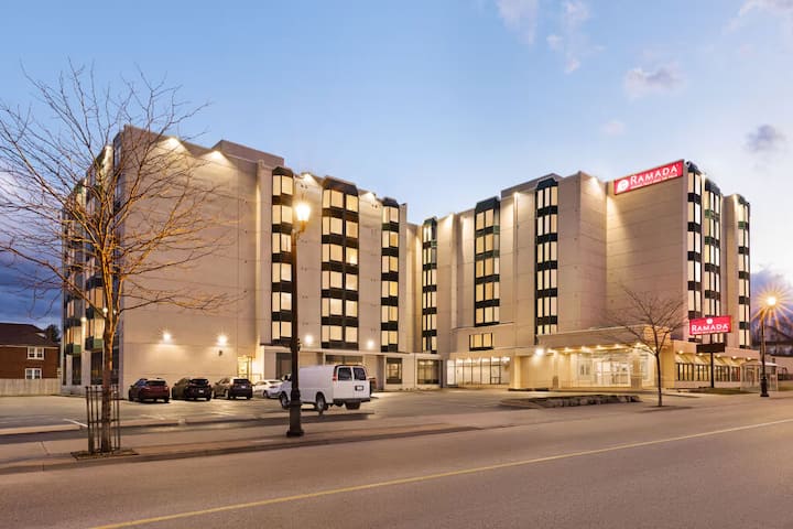 Ramada Niagara Falls Near The Falls | 2q Beds - Niagara Falls