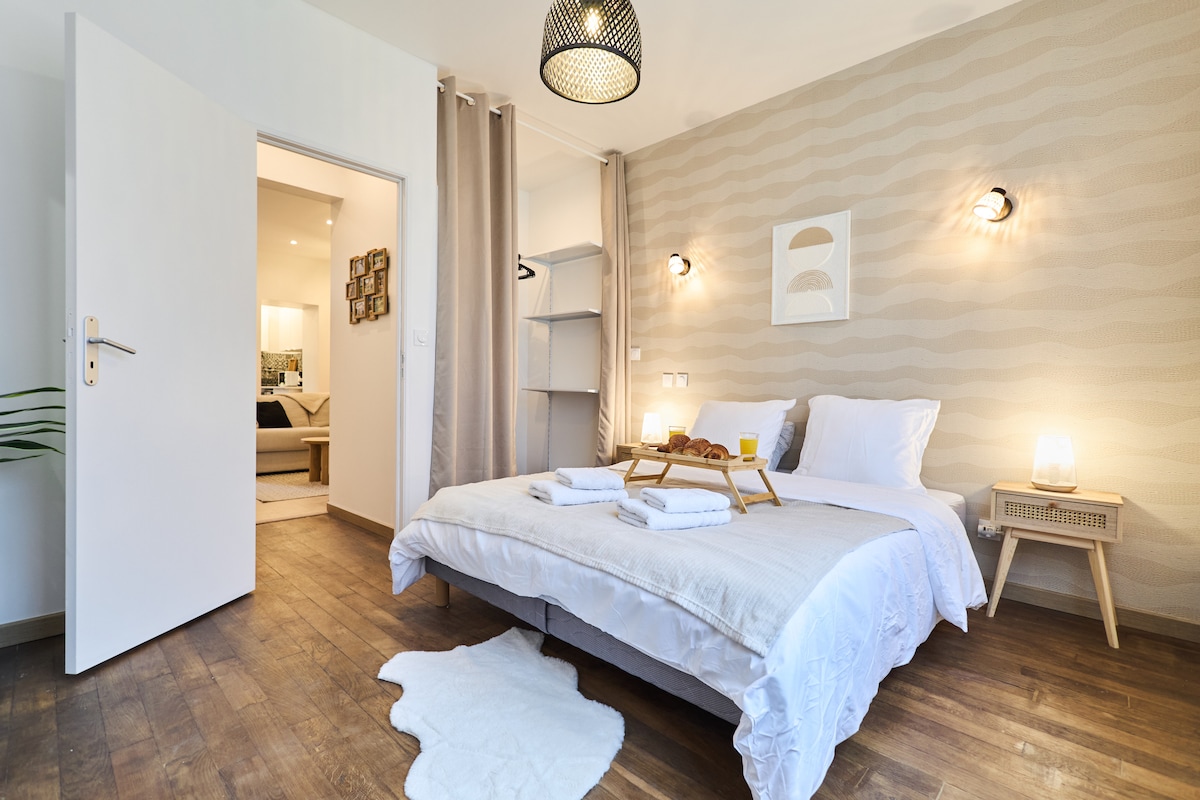 Velika garderoba sa šipkom i vješalicama