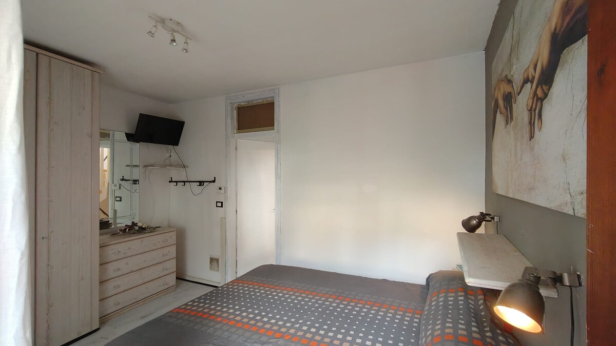 غرفة مزدوجة مشرقة مع تلفزيون