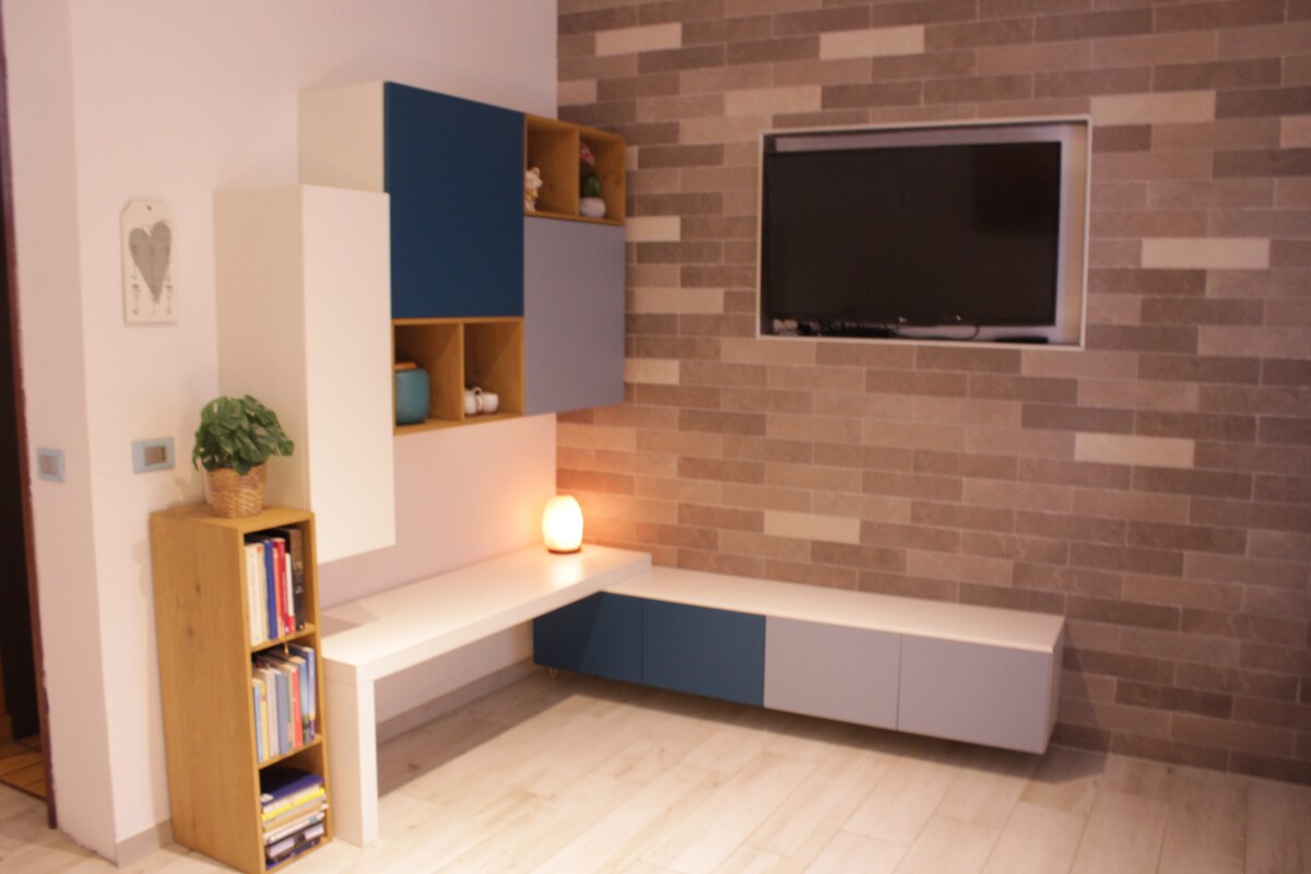 غرفة معيشة زونا مع تلفزيون ذكي عالي الدقة (نتفليكس، أمازون برايم)