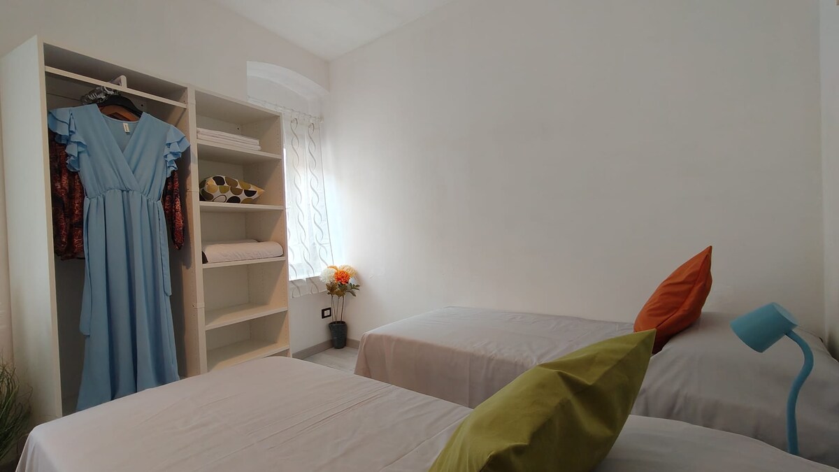 غرفة نوم ثانية مع خزانة مريحة