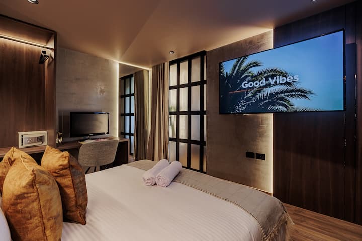 Este acogedor dormitorio cuenta con una cama tamaño queen, un área de trabajo dedicada, un armario espacioso, ventanas grandes, una caja fuerte y una decoración moderna. Ofrece comodidad y funcionalidad en un espacio luminoso y bien diseñado.