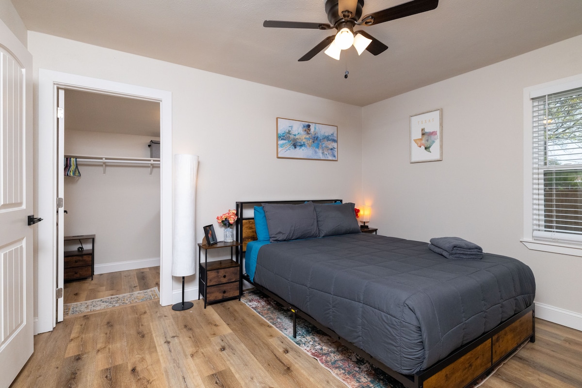 Priestranná hlavná spálňa s pohodlnou manželskou posteľou, šatníkom s priestorom navyše, pripojenou kúpeľňou a vyhradeným pracovným priestorom/toaletným stolíkom. Pokojné, svetlé a ideálne na oddych alebo prácu.