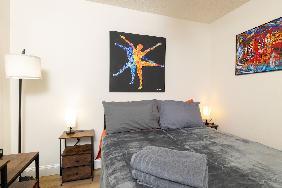 Svetlá spálňa s pohodlnou manželskou posteľou, vyhradeným pracovným priestorom, veľkými oknami a moderným dekorom. Pokojné, štýlové a ideálne na prácu alebo odpočinok.