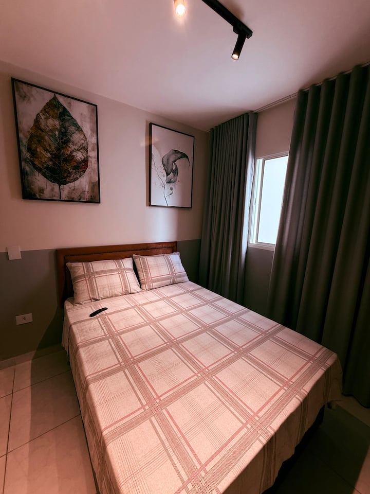 Dormitorio principal: cómoda cama doble, acogedora y oscura.