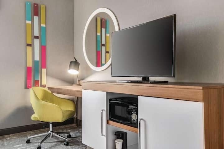 Sleek King Room Near Elm Creek Park Reserve - Maple Grove, MN
