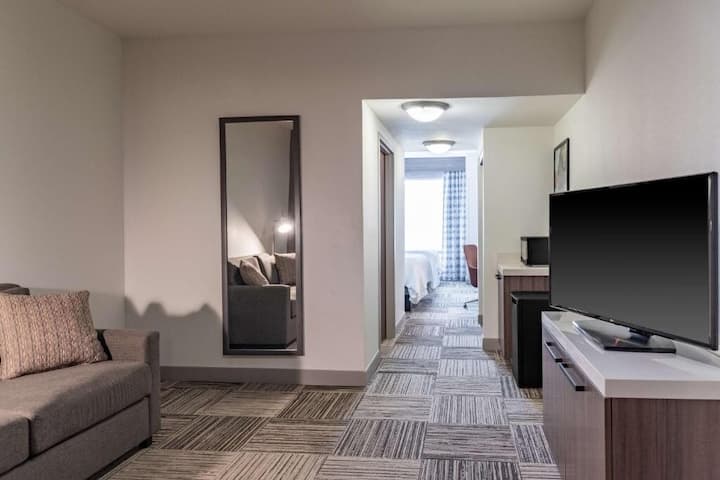 Modern Sanctuary Close To Local Shopping + Dining - Little Rock, AR