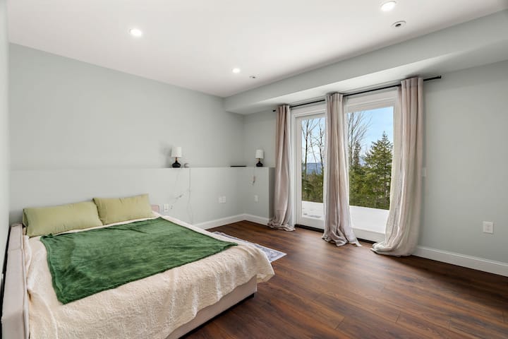 Dhoma e gjumit 5 ka një krevat dopio "queen" dhe një krevat dopio të ndashëm.