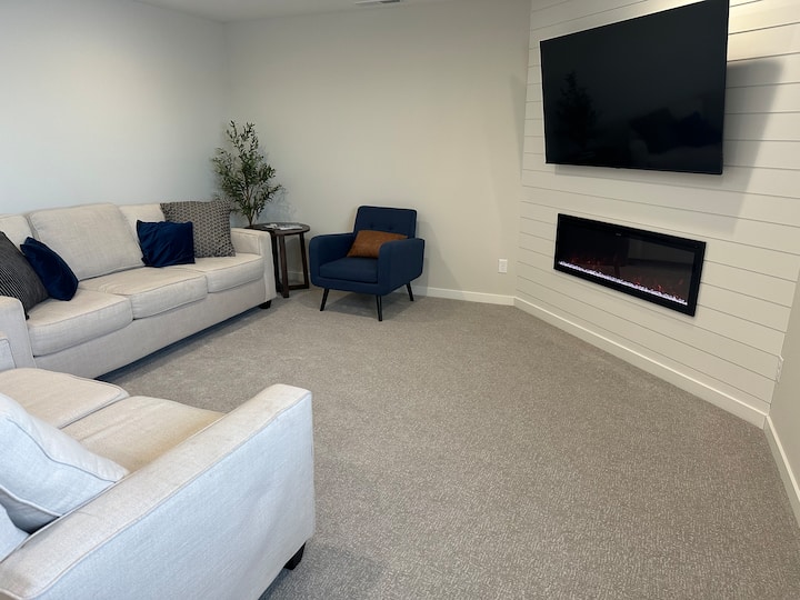 Great For Groups! Brand New - 6 Bedrooms! - Bismarck, ND