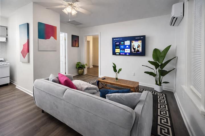 Central Casita | King Bed • Parking • Pets • Spurs - San Antonio, TX