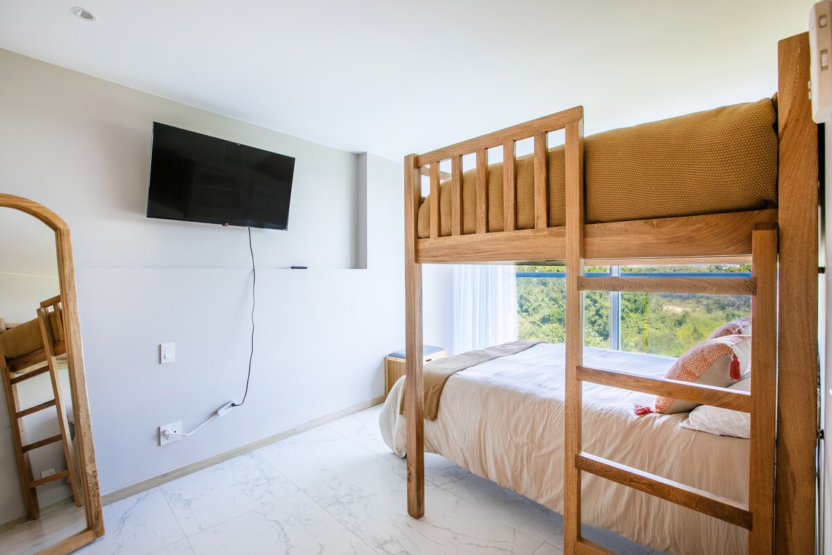 საძინებელი ორსართულიანი საწოლით, ორი ორსაწოლიანი საწოლითა და ტელევიზორით 