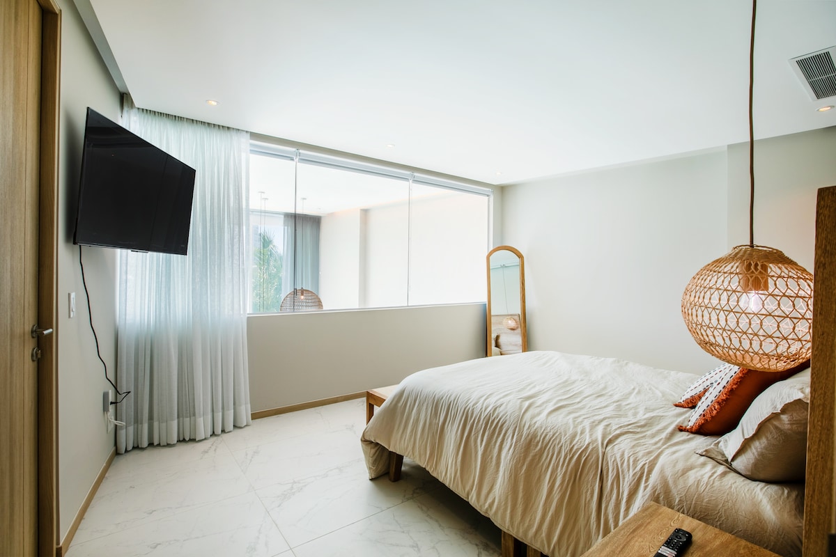 ორადგილიანი საძინებელი ტელევიზორით 