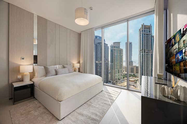 Dhomë gjumi master e projektuar bukur me pamje nga deti dhe Marina e Dubait!