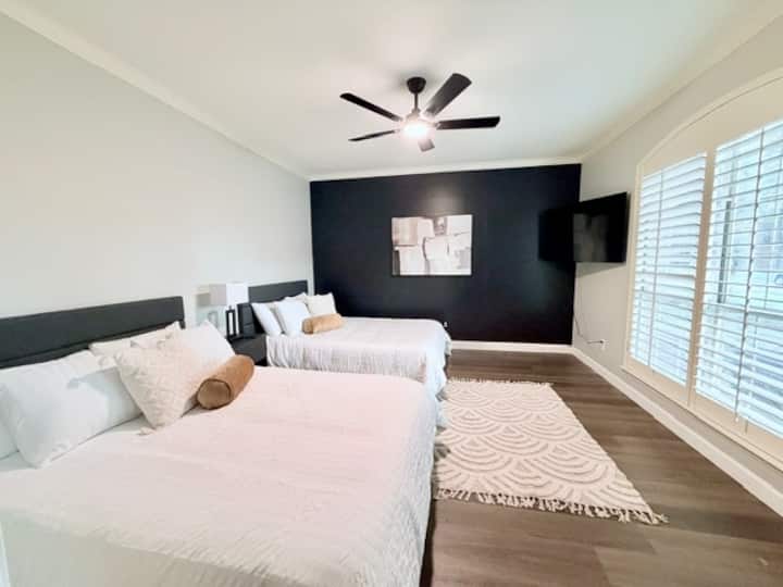 一楼房间，配备2张标准双人床