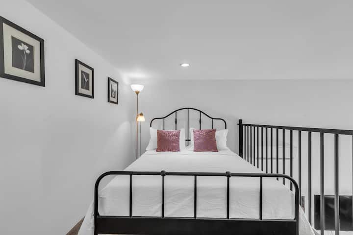 Roshani yetu ya gereji inajumuisha kitanda cha malkia. Rahisi, safi na ya faragha.
