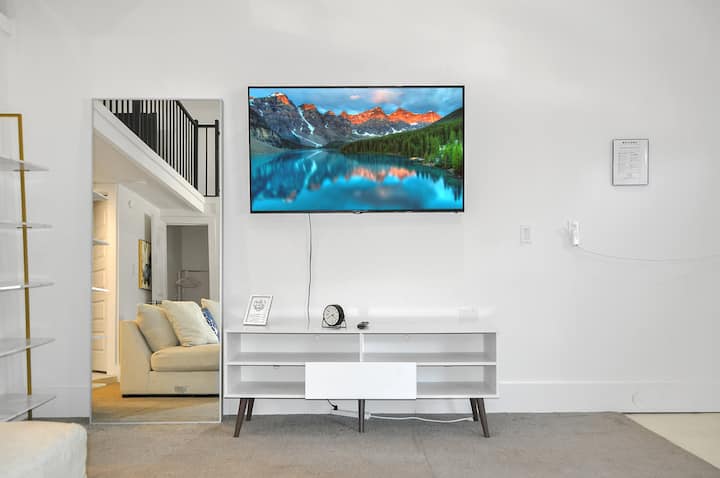 Fleti yetu ya gereji imetengwa kabisa na nyumba yetu kuu na ina bafu lake kamili, mashine ya kufulia/kukausha, jiko dogo, kitanda cha malkia, sebule, televisheni ya inchi 65 sebuleni na televisheni ya inchi 50 chumbani!  