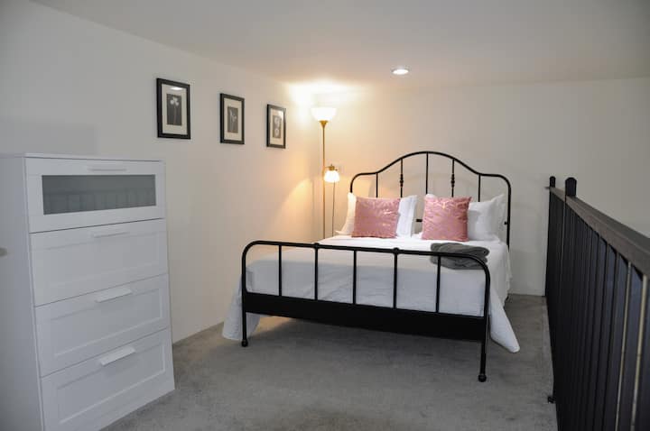 Nuestro loft de garaje incluye una cama tamaño queen. Sencillo, limpio y privado.