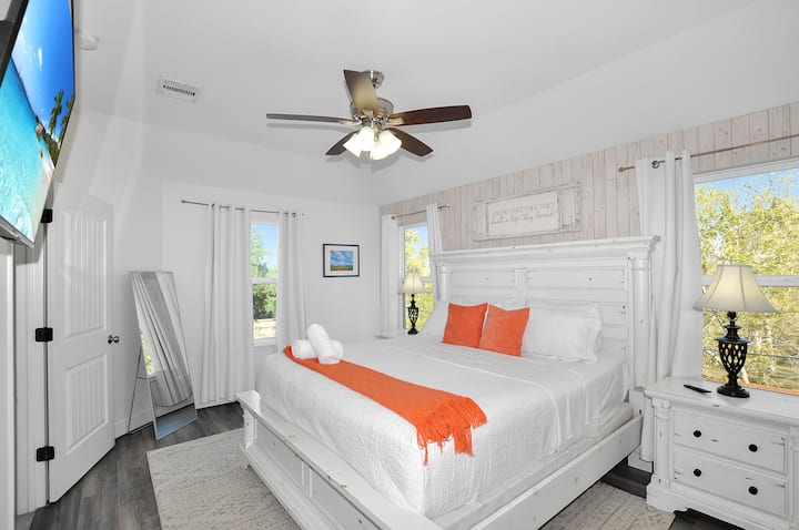 Chumba chetu kikuu cha kulala kiko kwenye ghorofa ya 2 na kina kitanda kizuri cha King, televisheni janja, mapazia ya kuzuia mwanga, na nafasi nyingi za droo kwa ajili ya ukaaji wako!  Furahia mandhari tulivu ya bustani nyuma ya nyumba yetu!