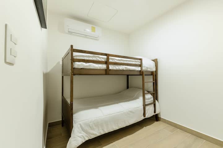 Recámara #2 con 2 camas Individuales, AC y clóset.