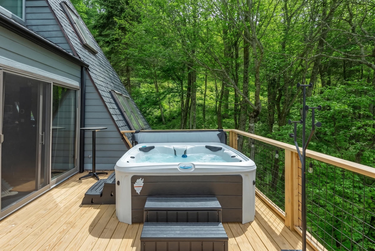 Hot tub on the deck at Pyramid Cabin