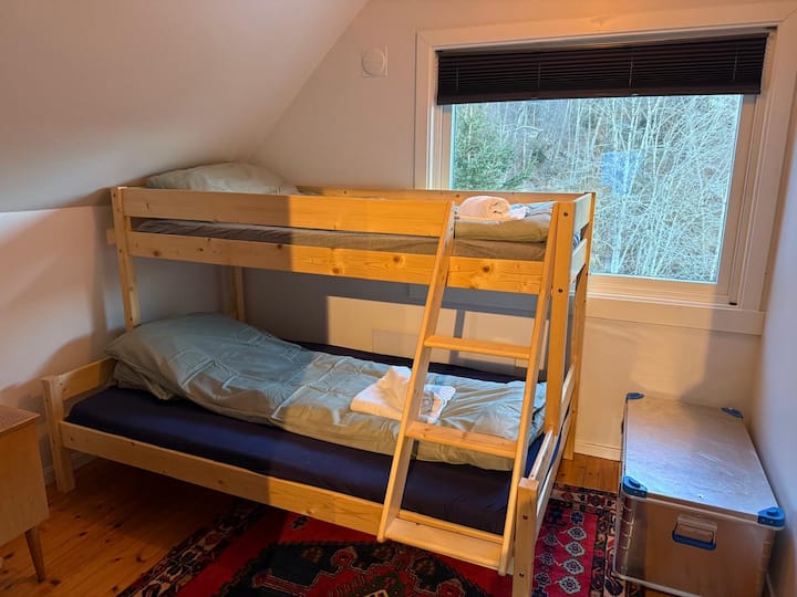 Krevat marinar mund të akomodojë 2 të rritur ose 3 fëmijë