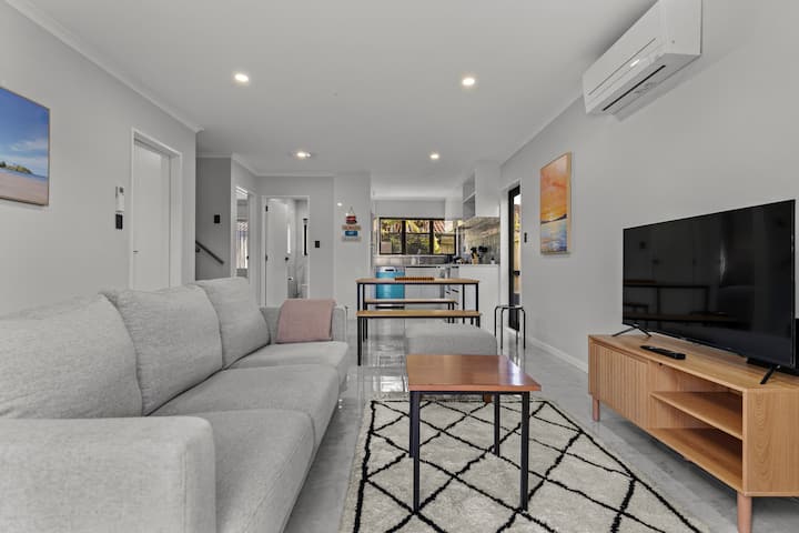 Modern Townhouse With Parking Nr Airport & Manukau - Auckland