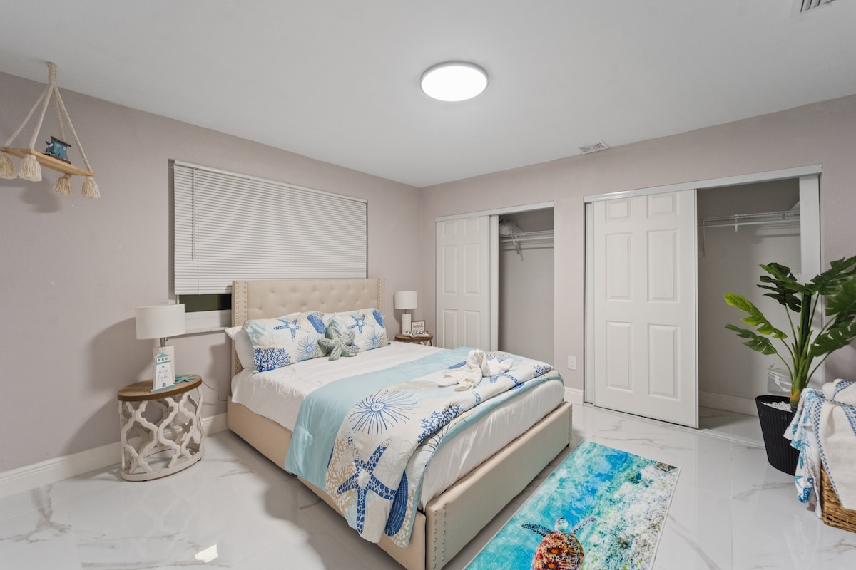 Starfish dreams and sea turtle vibes. This coastal bedroom blends soft blues, beachy accents, and a splash of sunshine for total relaxation.