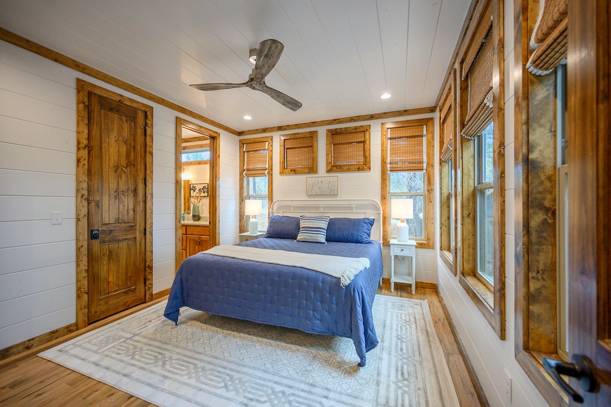 Chumba cha kulala cha King kilicho na bafu ya chumbani