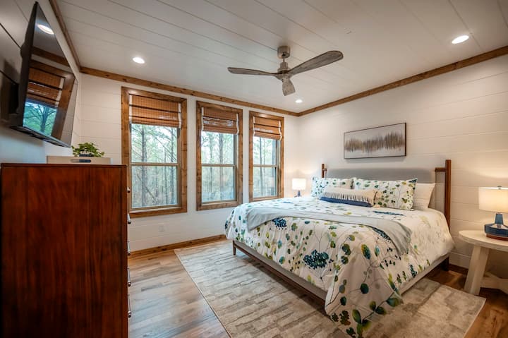 חדר שינה ראשי עם חדר רחצה פרטי