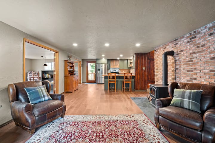 Custom Rogue River Cabin - Rogue River, OR