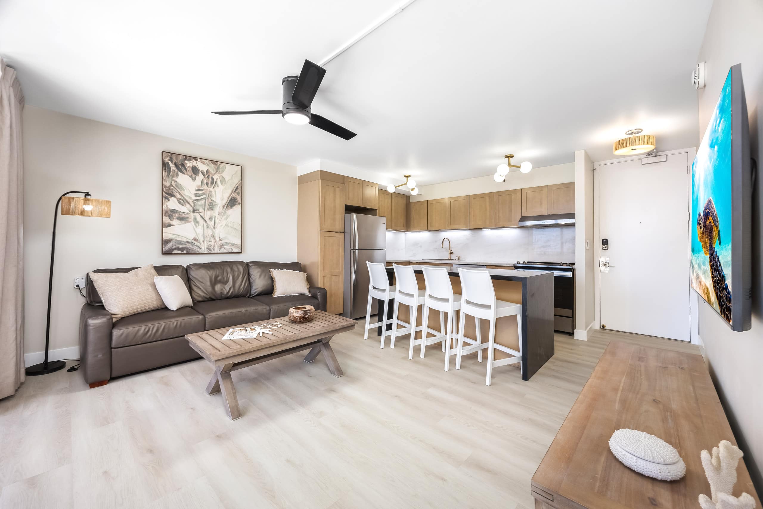19th-floor condo w/ lanai, pool & beach access - Image 7