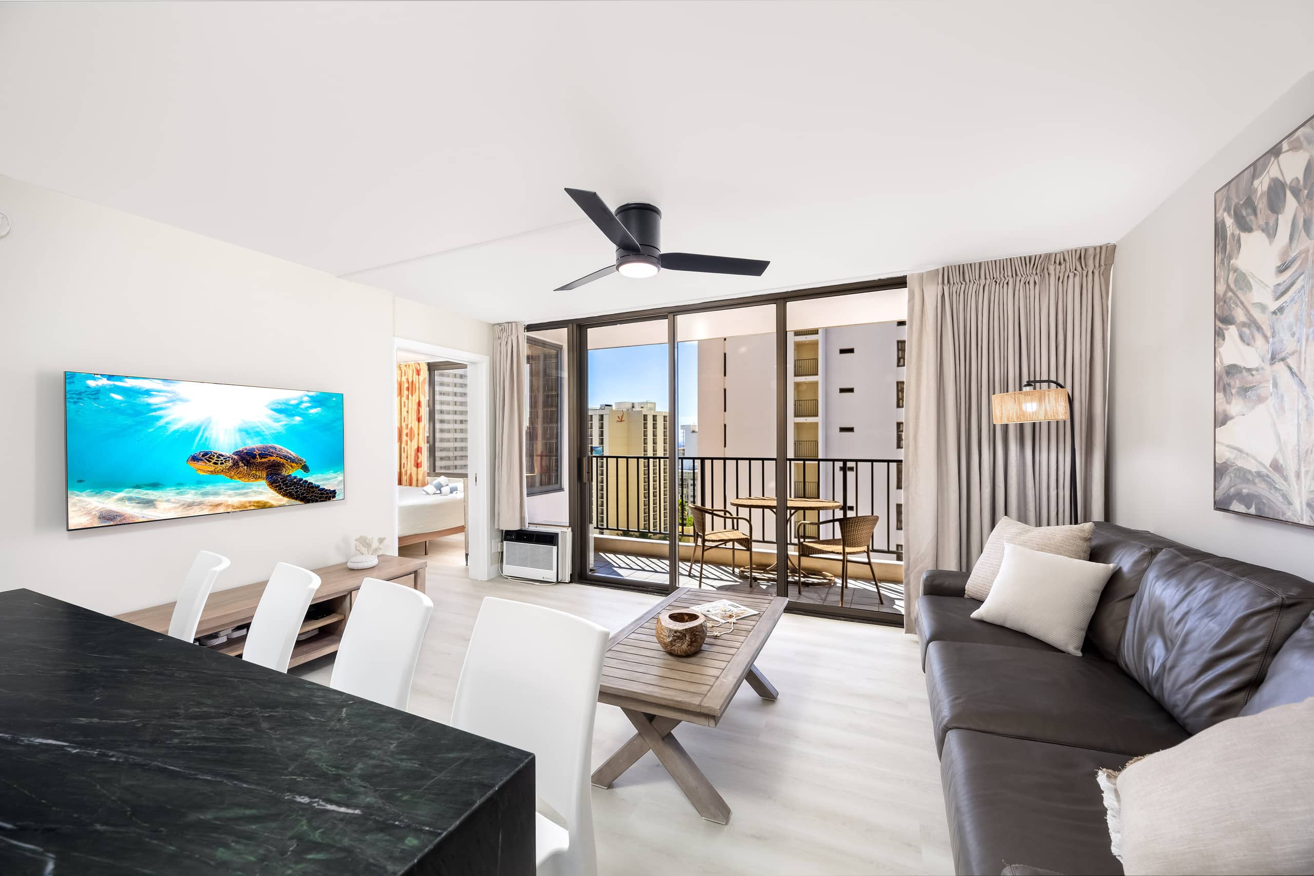 19th-floor condo w/ lanai, pool & beach access - Image 4