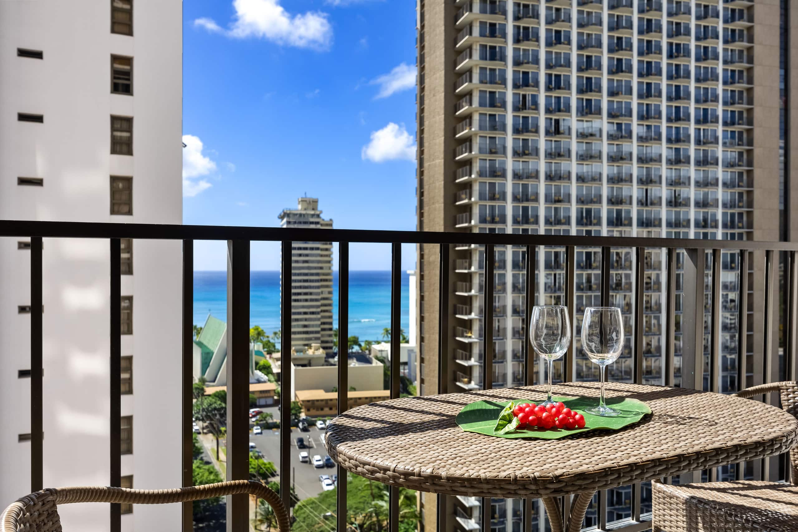 19th-floor condo w/ lanai, pool & beach access - Image 39