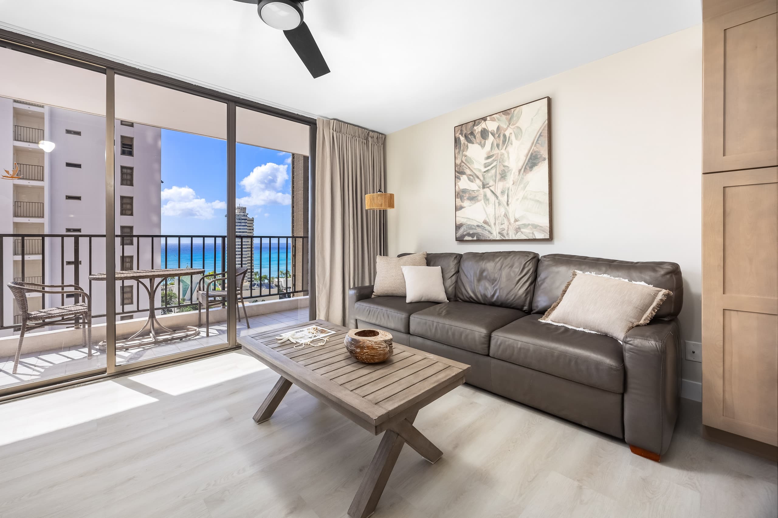19th-floor condo w/ lanai, pool & beach access - Image 5