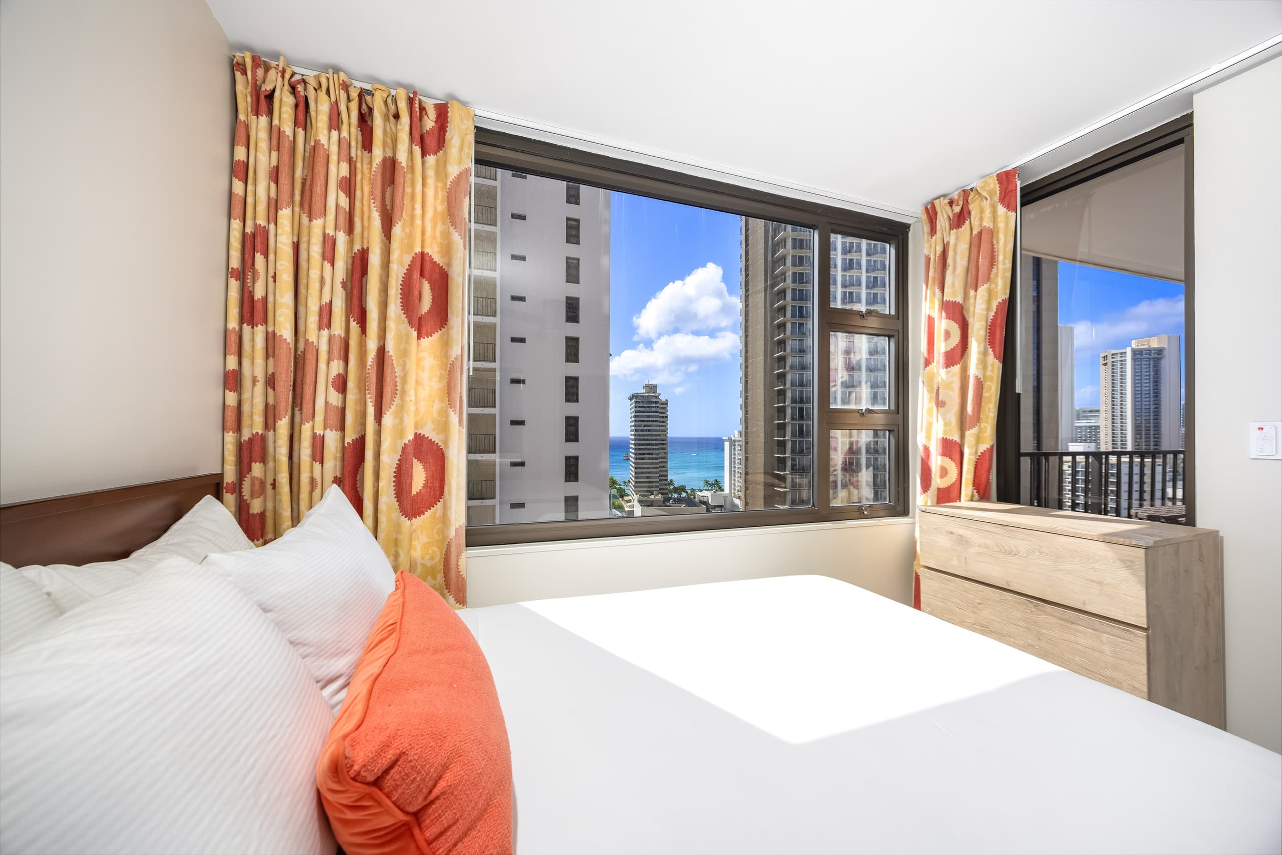 19th-floor condo w/ lanai, pool & beach access - Image 23