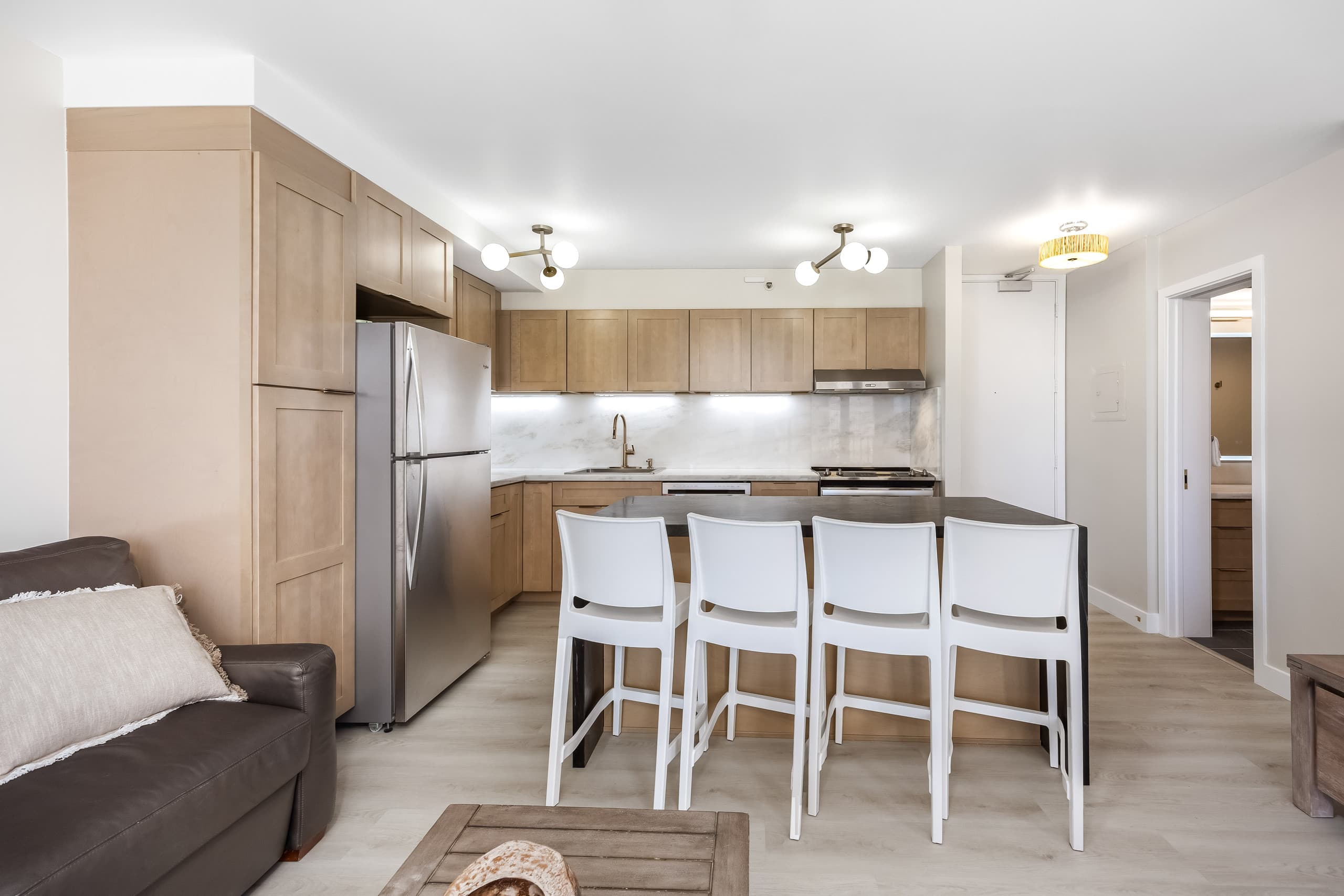 19th-floor condo w/ lanai, pool & beach access - Image 20