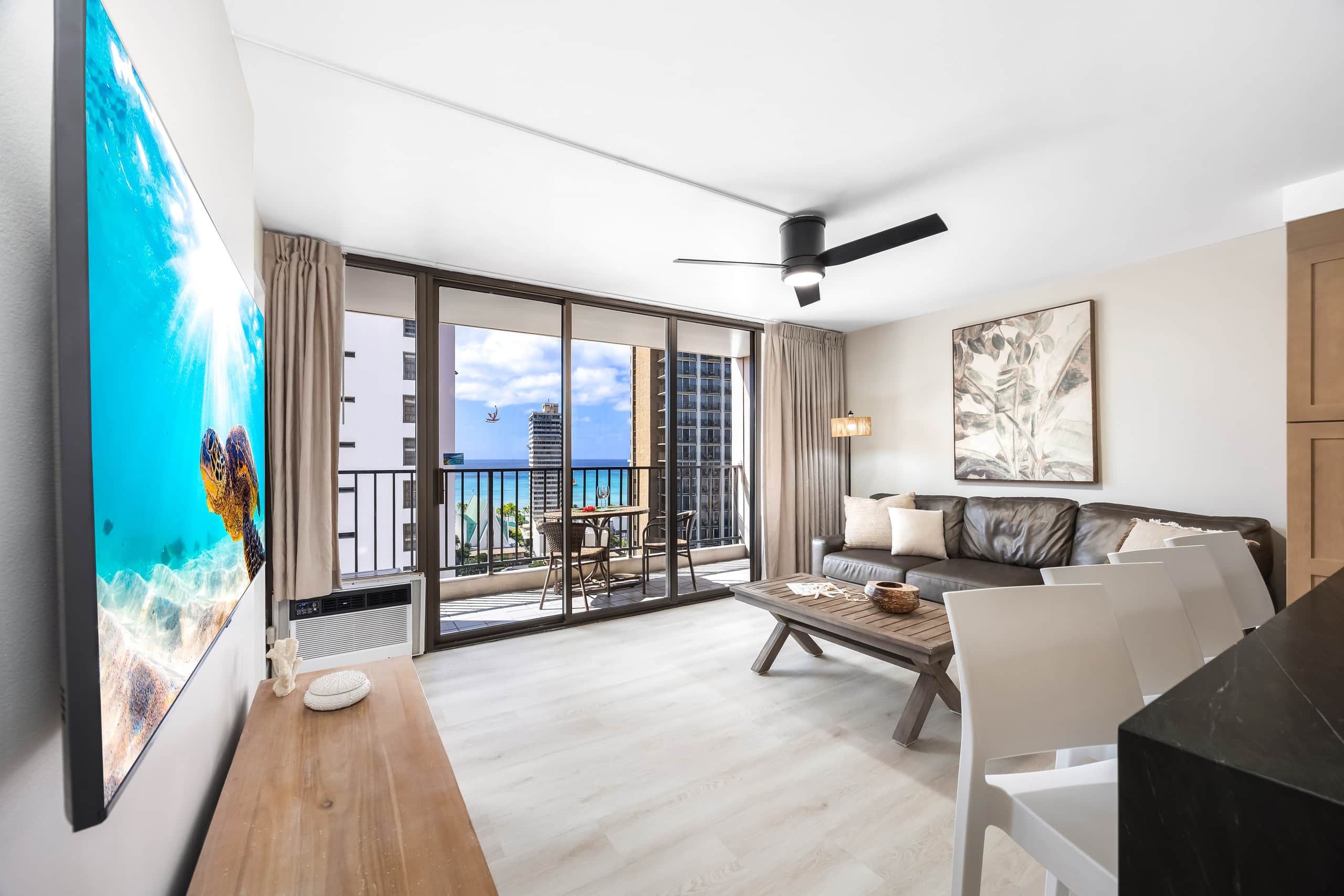 19th-floor condo w/ lanai, pool & beach access - Image 6