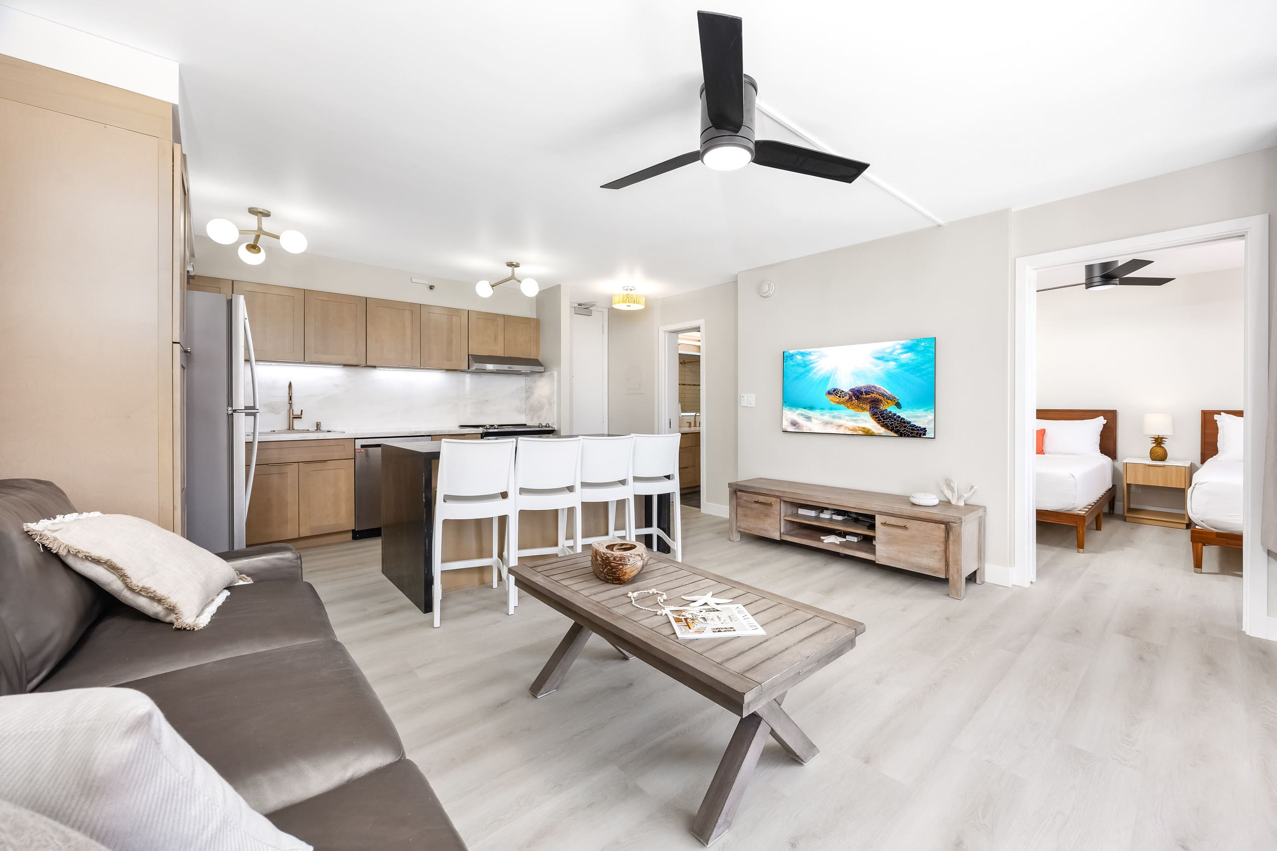 19th-floor condo w/ lanai, pool & beach access - Image 3