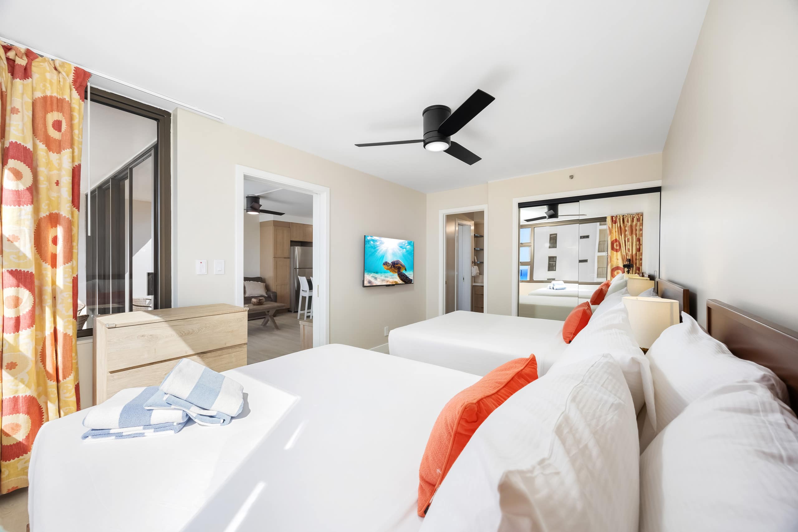 19th-floor condo w/ lanai, pool & beach access - Image 22