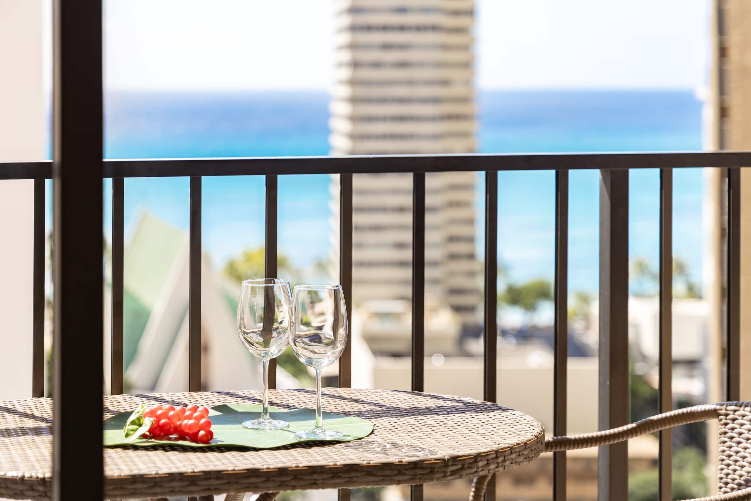 19th-floor condo w/ lanai, pool & beach access - Image 40