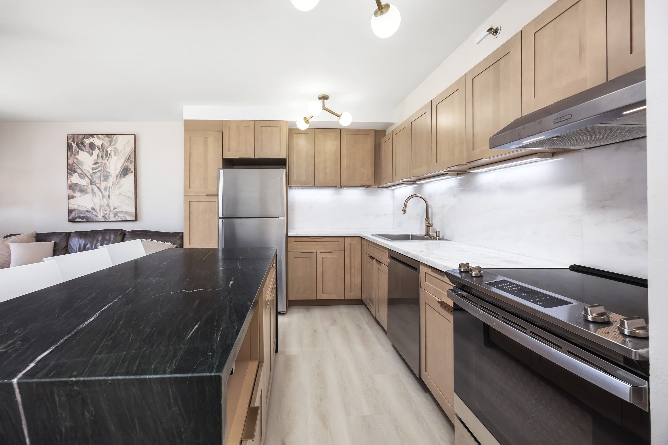 19th-floor condo w/ lanai, pool & beach access - Image 13