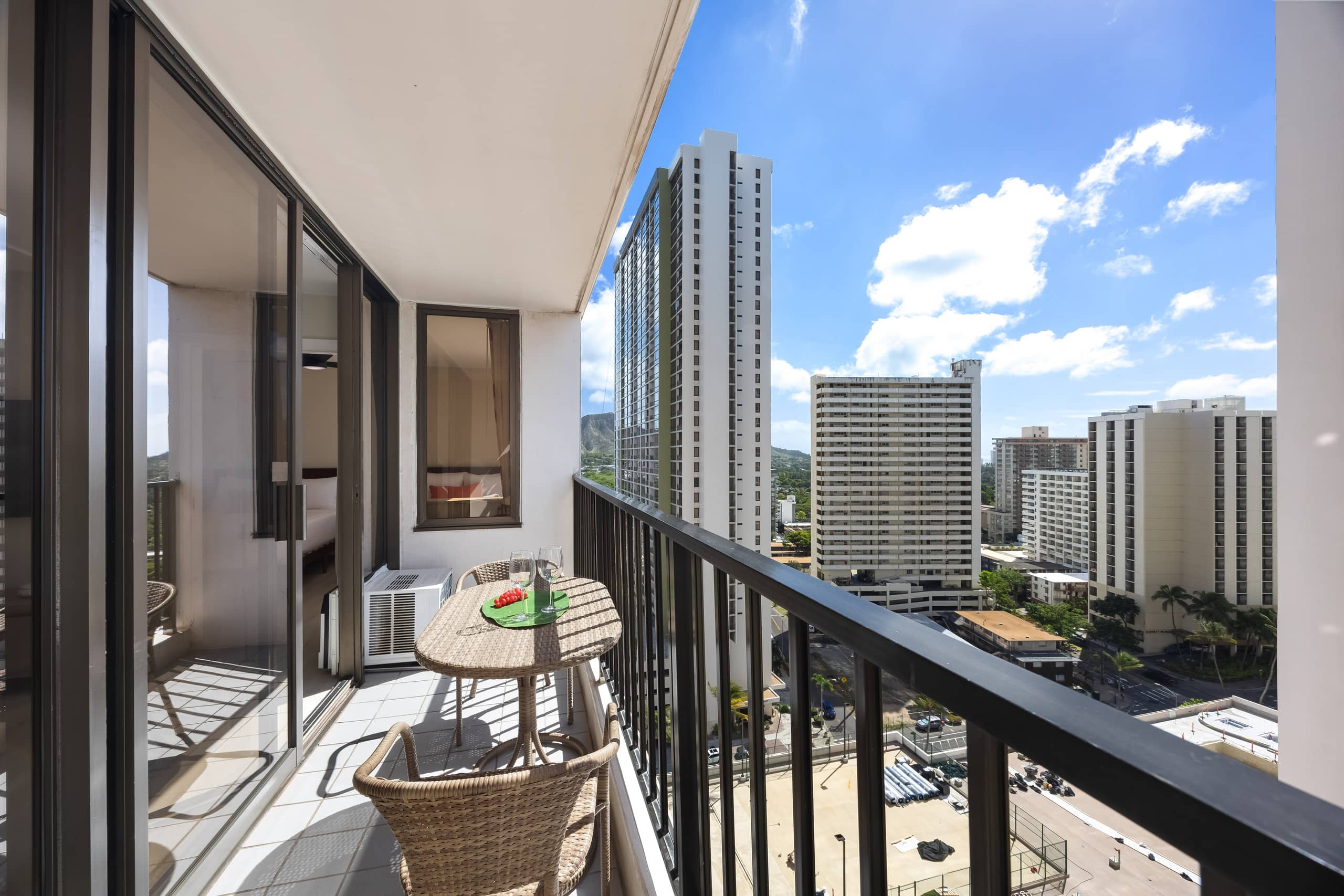 19th-floor condo w/ lanai, pool & beach access - Image 44