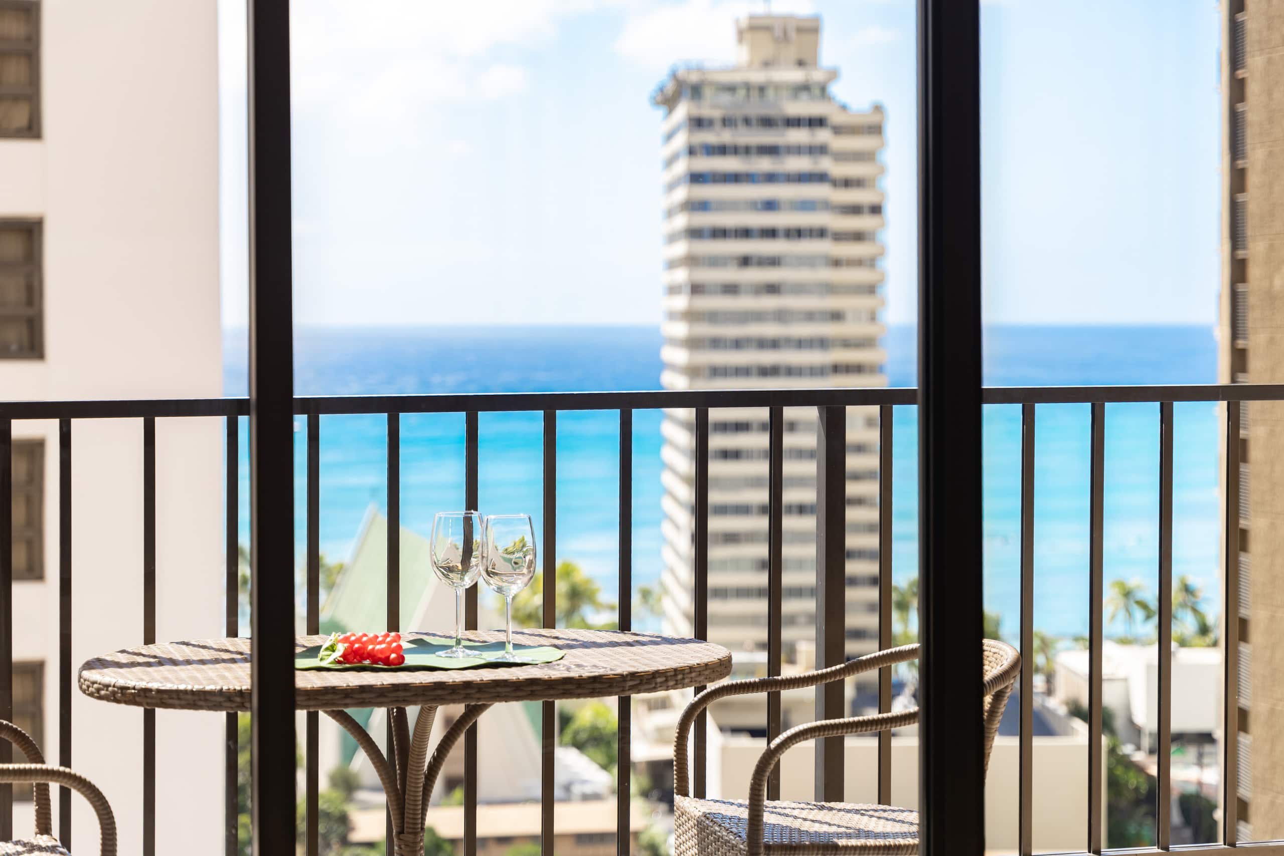 19th-floor condo w/ lanai, pool & beach access - Image 2