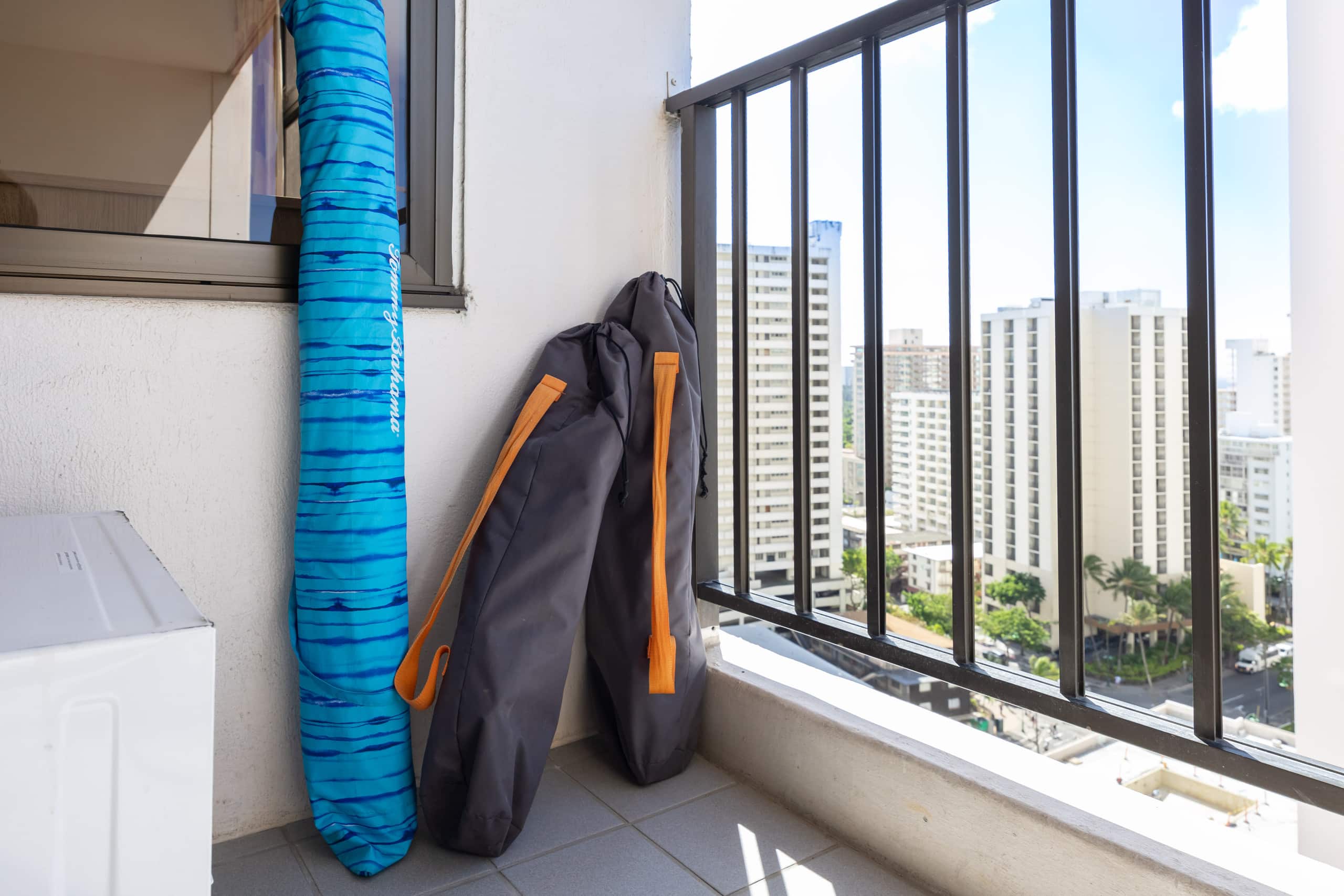 19th-floor condo w/ lanai, pool & beach access - Image 45
