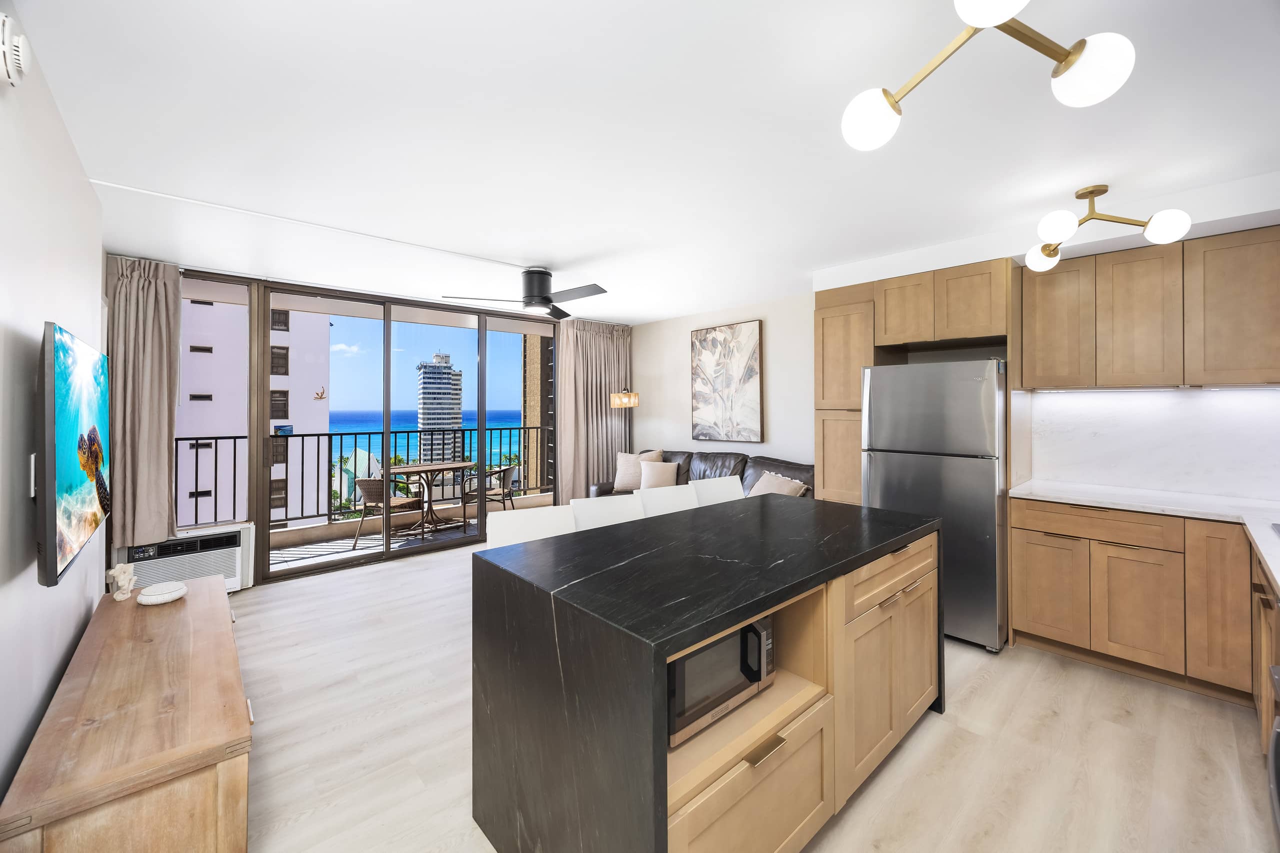 19th-floor condo w/ lanai, pool & beach access - Image 17