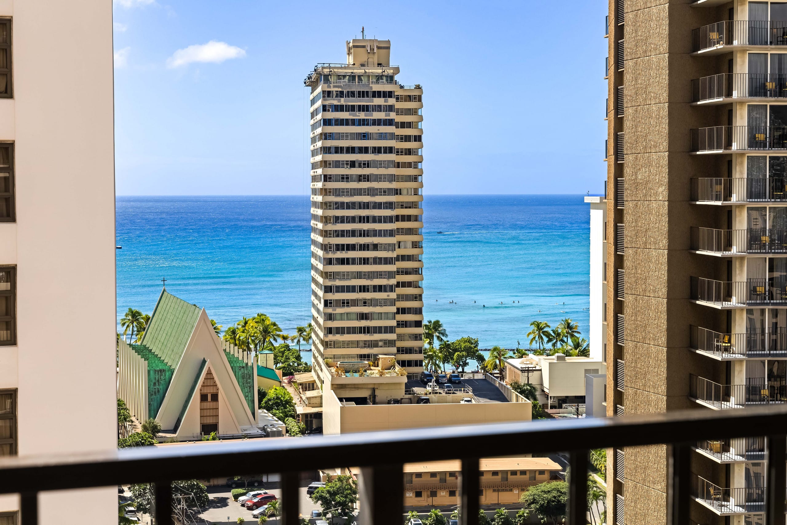 19th-floor condo w/ lanai, pool & beach access - Image 42
